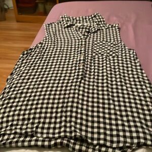 WOMANS BUTTON DOWN THE FRONT SLEEVELESS TOP WITH POCKET BLACK & WHITE